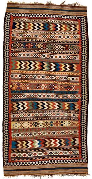 카슈카이 연맹 킬림 19세기. 'M'자 모양의 여러 색상의 지그재그 필드는 특이하다. 이 킬림은 텐트 칸막이나 집 안의 저장 자루를 덮는 데 사용되었으므로 직조공이 수평 시점을 의도했을 수 있다.