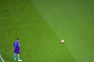 2016년 3월 잉글랜드와의 경기에서 페널티킥을 준비하는 빈센트 얀선