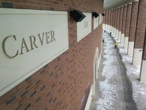 돌에 새겨진 카운티 이름들