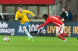 2014년 브라질 축구 국가대표팀에서 공을 소유한 오스카르