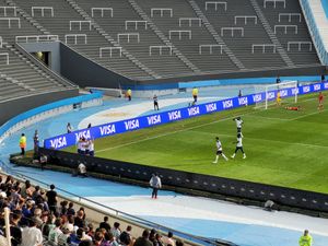 스칼렛이 튀니지전에서 팀 동료들과 득점을 축하하고 있다.