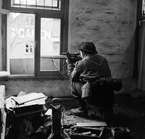 1945년 2월 14일 네덜란드 헤네프에서 저격 중인 제5대대 "C" 중대 저격수