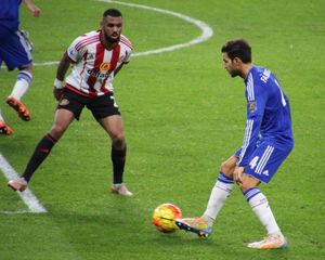 2015년 첼시와의 경기에서 선덜랜드 소속으로 뛰는 음빌라