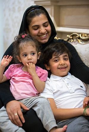 노루지의 배우자 마수메 에브라힘푸르와 두 자녀, 2016년 3월 8일.