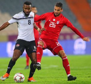 누롤라히가 이란에서 트리니다드 토바고를 상대로 경기하는 모습