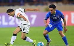  누라프칸(오른쪽)이 AFC 챔피언스 리그 예선 플레이오프 경기에서 사비와 함께 알 사드 SC를 상대로 경기를 하고 있다.