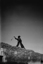 아랍 양치기 소년이 무릿매를 사용하고 있다(1900~1920년경, 예루살렘)