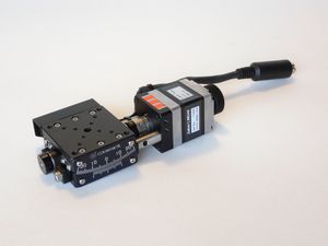 소형 전자 기계식 고니오미터 스테이지. 이러한 유형의 스테이지는 주로 레이저 및 광학 분야에서 사용된다.