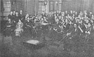 말러 교향곡 4번의 세계 최초 녹음 모습(일본 퍼로폰 스튜디오). 사진 왼쪽에는 구니노미야 아사아키라 왕과 아사아키라 왕비 도모코 여왕이 앉아 있다.