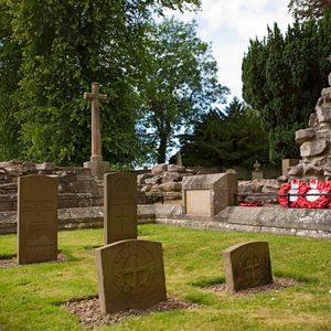 헤이그의 무덤 (오른쪽)과 그의 아내, 제1차 세계 대전에 사용된 표준 군용 묘비 옆에
