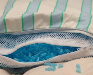 그물망에 플라스틱 튜브가 채워진 일본식 베개