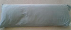 하늘색 베개 덮개가 있는 바디 필로우