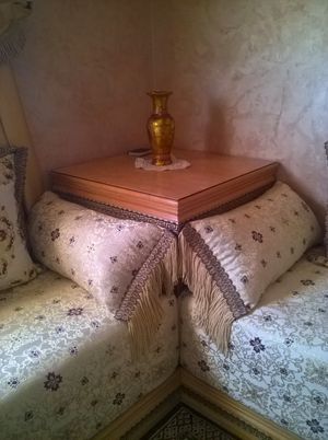 소파 구석에 쌓여 있는 장식 베개