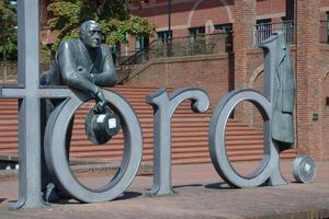 토마스 텔퍼드 동상이 타운 센터에 위치해 있으며, 법원 옆에 있다.