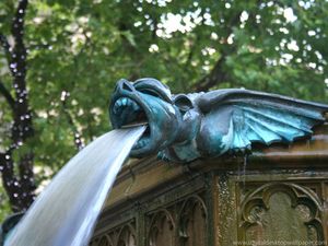 영국 맨체스터 시내에서 물을 뿜어내는 가고일