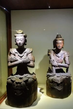 왕과 왕비의 나무 조각상