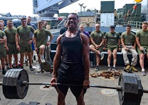 혼합/교차 그립을 사용하여 데드리프트를 하는 군인