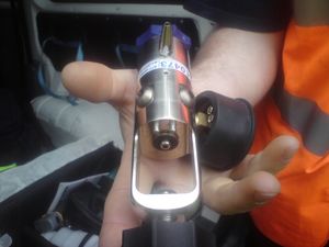 핀 인덱스 휴대용 D-실린더용 산소 조절기, 일반적으로 구급차 소생 키트에 보관