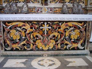  성모 마리아 대성당: 피에트라 두라 기법을 이용한 색상이 대비되는 석재 상감