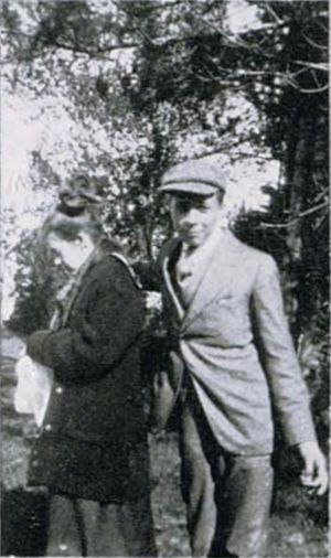 1916–1917년 졸업 앨범에 "수줍음"이라고 적힌 사진, Sturgeon Bay, Wisconsin