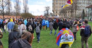 2016년 3월 29일 체코 프라하에서 티베트와 동투르키스탄 국기를 들고 시위하는 사람들