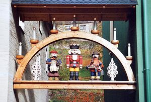 에르츠 산맥의 크리스마스: 촛대 아치와 호두까기 인형, 흡연 인형 in 자이펜