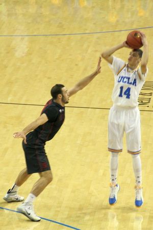 2014년 스탠포드를 상대로 슛을 하는 라빈