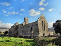 코르코로 수도원은 코너 나 시우데인 우아 브리안의 마지막 안식처이며, 이곳에는 그의 석상이 있다.