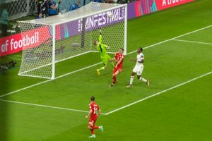 2022년 FIFA 월드컵에서 웨일스를 상대로 경기하는 라이트(흰색 유니폼)