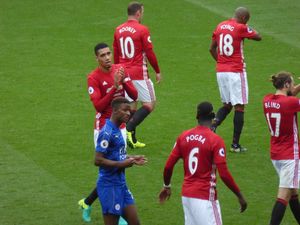 2016년 레스터 시티에서 뛰는 그레이 (앞쪽 왼쪽)