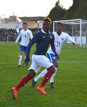 2015년 잉글랜드 U-19 대표팀 시절 (오른쪽 11번)