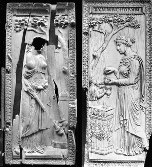 심마키-니코마키 이중 패널; 왼쪽 패널은 파리의 국립 중세 박물관에 있고, 오른쪽 패널은 런던의 빅토리아 앨버트 박물관에 있다. 이 이중 패널은 심마키 가문과 니코마키 가문이라는 두 귀족이자 이교도 가문의 유대를 기리기 위해 만들어진 것으로, 401년 멤미우스가 니코마키 가문의 여성과 결혼했을 때 제작되었을 가능성이 있다.