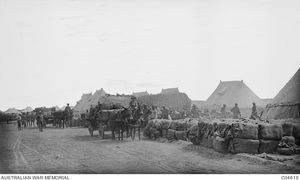 임프로스에 위치한 제1호 오스트레일리아 야전 제빵소에서 빵을 싣는 오스트레일리아 육군 보급대 수레 (1915년경)