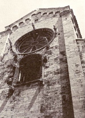 바를레타 대성당 정면의 세부 묘사