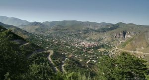 잔게주르 산맥에 둘러싸인 고리스