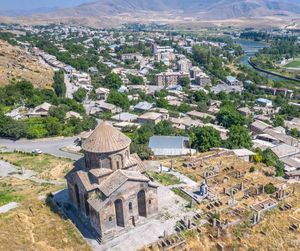 시시안을 내려다보는 7세기 성 그레고리 교회