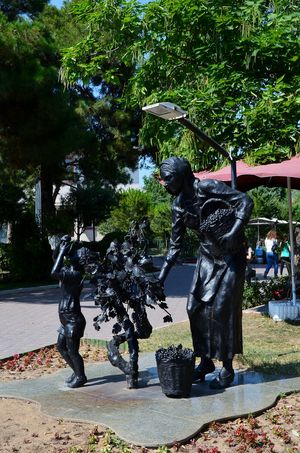 크르클라렐리 시내에 있는 포도 수확하는 여인과 아이의 조각상