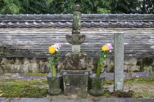 아이치현 오카자키시 가모다 정에 있는 다이쥬지 내 마쓰다이라 8대 묘소 중 마쓰다이라 야스치카의 묘 (2019년 11월)