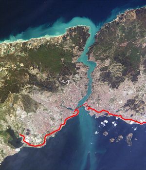 마르마라이, 점선이 마르마라이 해저터널이다.