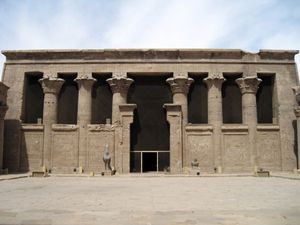 프톨레마이오스 3세가 건설한 에드푸의 호루스 신전의 앞마당