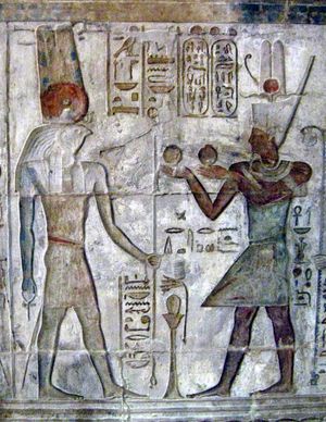 파라오 프톨레마이오스 4세 필로파토르(기원전 222–204년)가 몬투를 숭배하는 모습 - 데르 엘-메디나의 "진실의 장소"에서