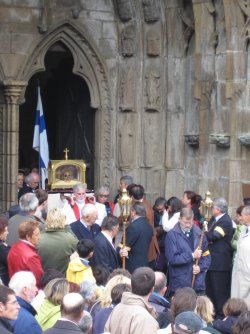 2005년 트레기에 대성당 정문에서 행렬하는 성 이보와 투그달의 유물. 성 이보의 두개골이 유물함에 있다.