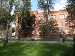 1880년에 세워진 법원 청사. 현재는 초등학교