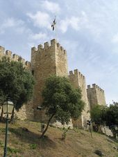 리스본의 무어인 점령 기간에 건설된 성벽과 탑