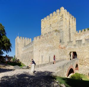 현재 마른 해자 위 다리