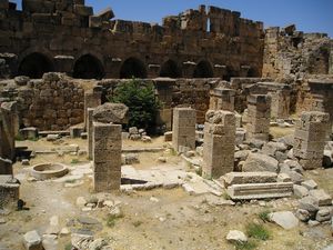 중세 시대 모스크 유적이 맘루크 이집트 요새 앞에 서 있다.