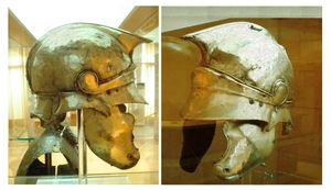 박물관의 고대 에피로스 은제 투구