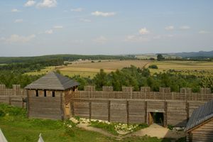 오그로지에니에츠 근처 비로프 마을에 재건된 언덕 꼭대기 그루드의 일부
