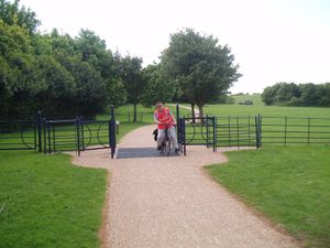 선형 공원의 한 구역으로, 국가 자전거 도로 51의 소우리를 건너는 자전거 타는 사람들을 보여준다.