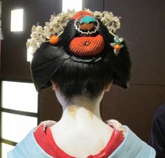 무용수의 목덜미에 바른 오시로이